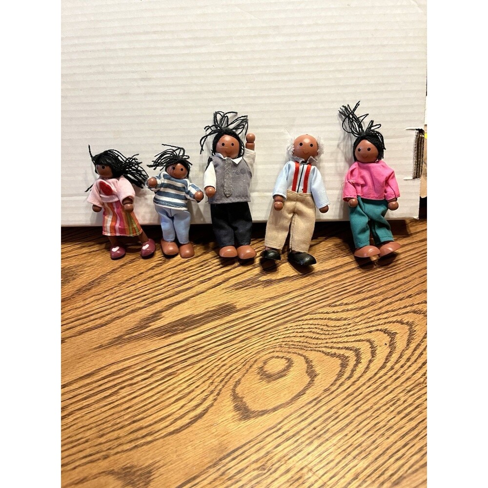 KidKraft DOLL FAMILY OF 5 pieces of dolls